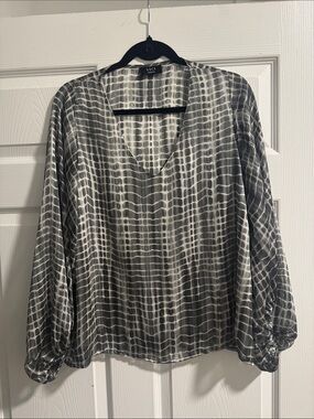 Vici Gray & White Patterned V-Neck Long Sleeve Blouse